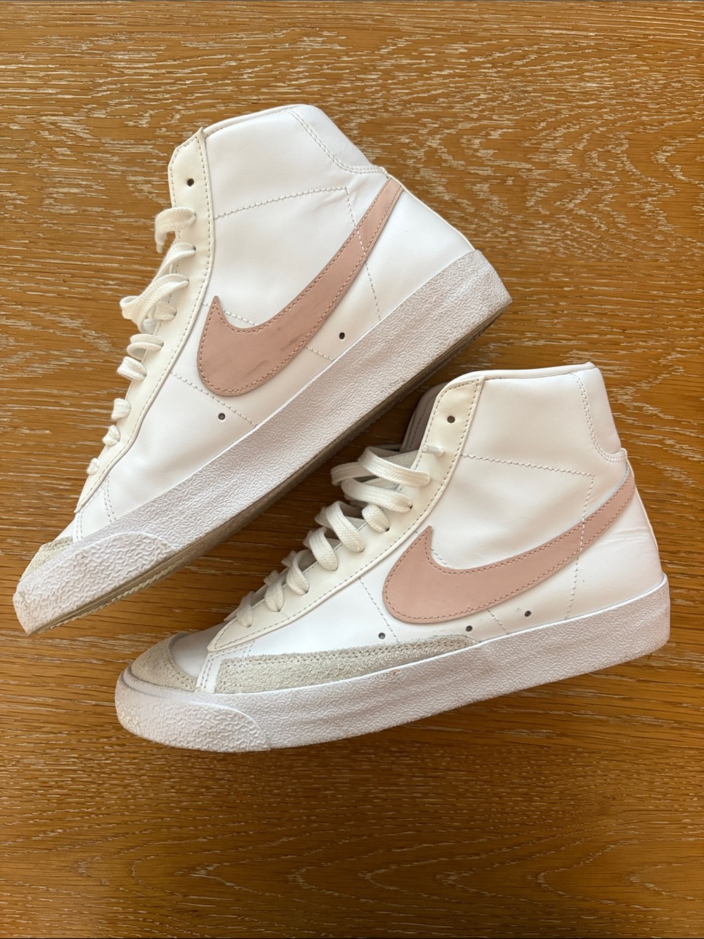 Nike Women’s Blazer Mid ’77 – White with Blush Pink Swoosh - Picture 2 of 4